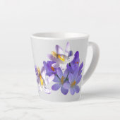 Lila Crocuses mit Bee Light Gray Latte Tasse (Rechte Ecke)