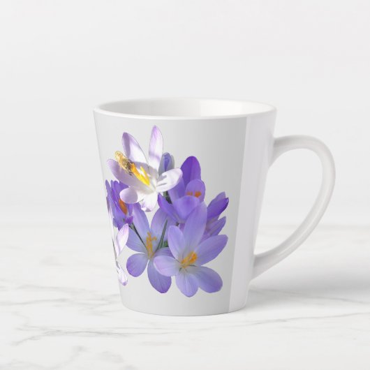 Lila Crocuses mit Bee Light Gray Latte Tasse (Rechts)
