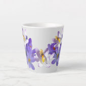 Lila Crocuses mit Bee Light Gray Latte Tasse (Vorderseite)
