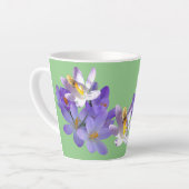 Lila Crocuses mit Bee Light Green Latte Tasse (Linke Ecke)