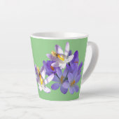 Lila Crocuses mit Bee Light Green Latte Tasse (Rechte Ecke)