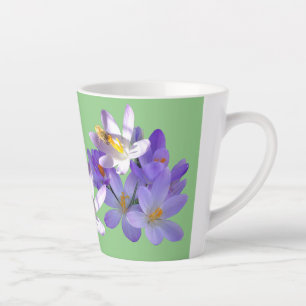 Lila Crocuses mit Bee Light Green Latte Tasse