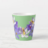 Lila Crocuses mit Bee Light Green Latte Tasse (Vorderseite)