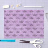 Lila Crown Newsprint Muster Seidenpapier (Handwerk)