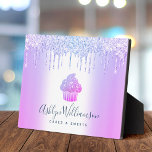 Lila Cupcake Glitzer Tropfen Bäckerei Konditorei K Fotoplatte<br><div class="desc">Mit dieser eleganten, raffinierten, einfachen und modernen, individuellen Firmenbezeichnung präsentieren Sie Ihr bestes Selbst Ihren Kunden. Ein funkelnd, lila, rosa blauer Combre Cupcake, handgeschriebene Schrift Typografie und Glitzer Tropfen überlagern ein Imitat metallisch lila blau ombre Hintergrund. Personalisieren Sie mit Ihrem vollen Namen und/oder Ihrer Firma. Erhältlich in 3 Größen: 5"x7",...</div>
