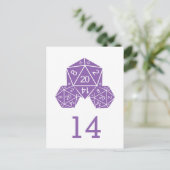Lila D20-Würfel-Tischnummer Postkarte (Stehend Vorderseite)