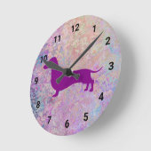 Lila Dackel aus Pastel-Marmor Runde Wanduhr (Winkel)