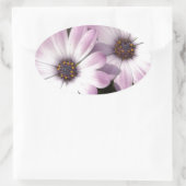 Lila Daisies Ovaler Aufkleber (Tasche)