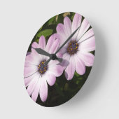 Lila Daisies Runde Wanduhr (Winkel)