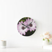 Lila Daisies Runde Wanduhr (Zuhause)