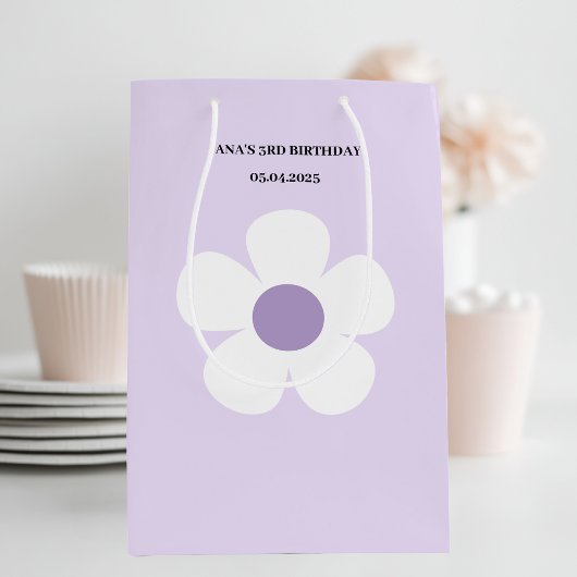 Lila Daisy Birthday | Elegant Floral Mittlere Geschenktüte