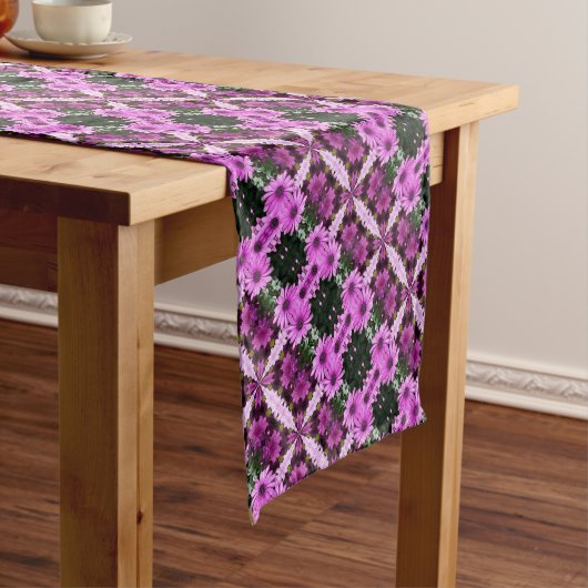 Lila Daisy-Blume Abstraktes Design Kurzer Tischläufer (Beispiel)