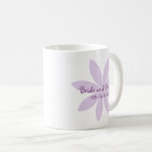 Lila Daisy-Blume Hochzeit Kaffeetasse (VorderseiteRechts)