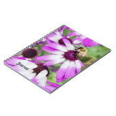 Lila Daisy Blume und Bee Journal Notizblock (Linke Seite)