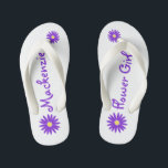 Lila Daisy Flower Girl Kinderbadesandalen<br><div class="desc">Kühne und lustige lila Stimmung und Textgestaltung für Ihr Blume Mädchen.  Personalisieren Sie mit einem Namen oder ändern Sie Text,  um Ihre Bedürfnisse Anzug.</div>