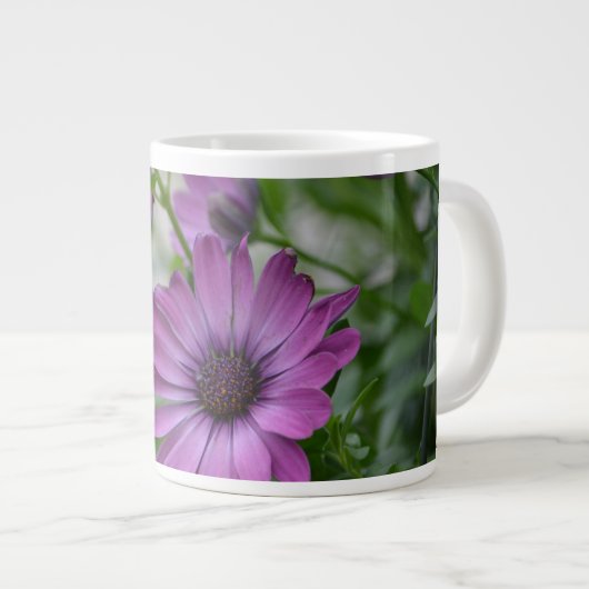 Lila Daisy Jumbo-Tasse (Vorderseite Rechts)