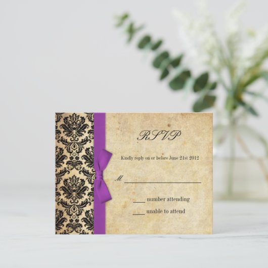 Lila Damask Bow Wedding RSVP (Stehend Vorderseite)
