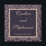 Lila Damask Lace Wedding Magnet<br><div class="desc">2"x2" Quadrat Magnete für benutzerdefinierte Gefälligkeiten werden in hoher Qualität und in lebhaften Farben gedruckt. Ideal für Babyankündigungen,  rett-the-date-Erinnerungen,  Geschenke für Familie und Freunde oder sogar großartige Werbeaktionen für jedes Unternehmen. Kleben Sie sie auf Ihren Kühlschrank,  Aktenschrank,  Geschirrspüler oder Ihre eigene Lieblingsplatte aus Metall.</div>