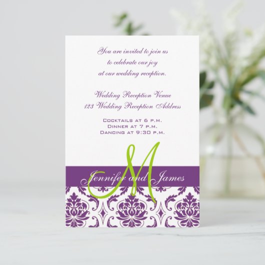Lila Damask Monogram Wedding Reception Begleitkarte (Stehend Vorderseite)