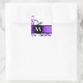 Lila Damastmuster und Monogramm Quadratischer Aufkleber (Tasche)