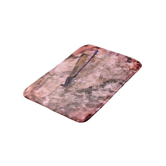 Lila Damselfly auf dem Quarzfelsen Nah Badematte (Schrägansicht)