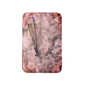 Lila Damselfly auf dem Quarzfelsen Nah Badematte (Vorderseite Vertikal)