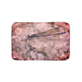 Lila Damselfly auf dem Quarzfelsen Nah Badematte (Vorderseite)