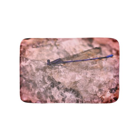 Lila Damselfly auf dem Quarzfelsen Nah Badematte (Vorderseite)