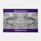 Lila Damselfly auf dem Quarzfelsen Personalisiert Fußmatte (Vorderseite)