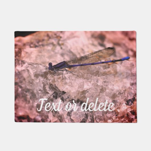 Lila Damselfly auf dem Quarzfelsen Personalisiert Fußmatte (Vorderseite)