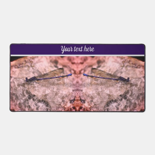 Lila Damselfly auf dem Quarzfelsen Personalisiert Schreibtischunterlage (Vorderseite)