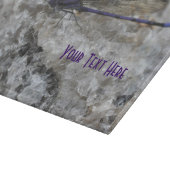 Lila Damselfly auf Quarznatur Schneidebrett (Ecke)
