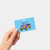 Lila Darstellung des Cartoon von Quad Ausweis (Handheld)