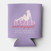 Lila Dazed & Verlobt Retro Cowgirl Bachelorette Dosenkühler (Vorderseite)