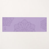 Lila dekoratives Mandala mit Initialen Yogamatte (Vorderseite (Horizontal))