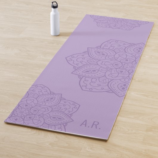 Lila dekoratives Mandala mit Initialen Yogamatte (Beispiel)