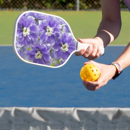 Lila Delphinium-Blume Pickleball Schläger (InSitu)