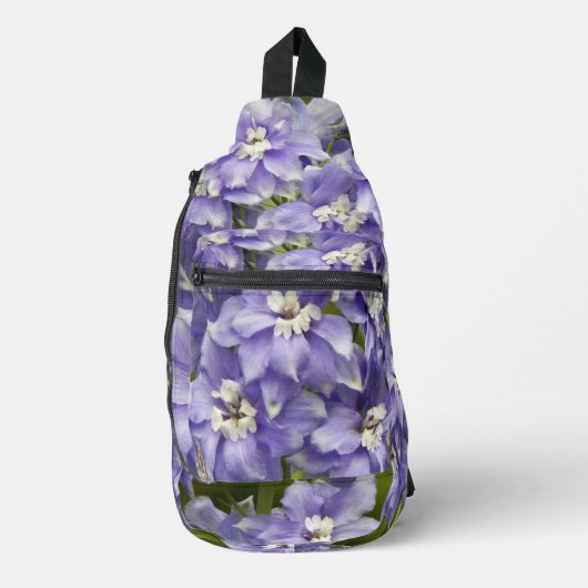 Lila Delphinium Blüten Crossbody Bag (Vorderseite)