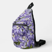 Lila Delphinium Blüten Crossbody Bag (Rechte Ecke)
