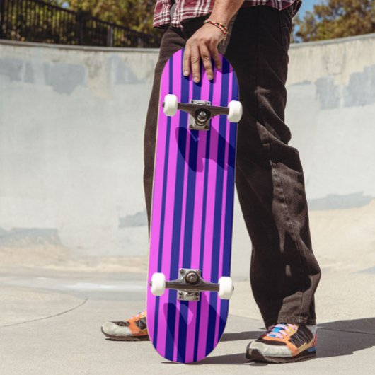 Lila Design der Streifen Skateboard