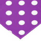 Lila Design der weißen Polka-Dots Tischdecke (Schrägansicht)