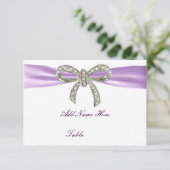 Lila Diamant Bow Hochzeitstisch-Platzkarte Einladung (Stehend Vorderseite)