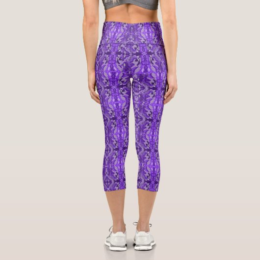 Lila Diamant-y-Abstraktes Muster Capri Leggings (Rückseite)