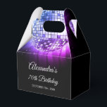 Lila Diskothek-Ball der 70er Jahre Geschenkschachtel<br><div class="desc">Mit unserer Lila 70. Geburtstagsparty 70's Disco Ball Fvor Box stärken Sie Ihre 70. Geburtstagsfeier. Diese Gunst Box erfasst das Wesen der Disco-Zeit, macht es die perfekte Wahl für eine disco-thematische Bash oder jedes Ereignis, wo Sie gewollt, eine Touch von "70er Magic. In einem zauberhaften Schatten von lila, strahlt diese...</div>