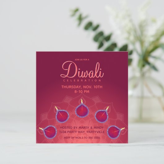 Lila Diyas auf Rangoli Einladung (Stehend Vorderseite)