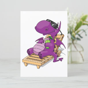 Lila Drache entspannt auf Liegestuhl Einladung