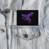 Lila Drache gegen Schwarz Button (Insitu)