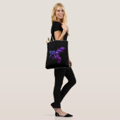 Lila Drache gegen Schwarz Tasche (Am Model)