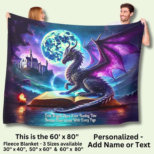 Lila Drache liest Buch Blaue Mond Fleecedecke