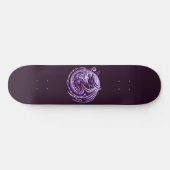 Lila Drachenzirkel Skateboard (Horizontal)